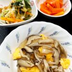 4月15日火曜日　きょうのお昼ごはんは、オムレツのきのこソース・和風サラダ・人参の粒マスタード・みそ汁・くだものでした。