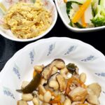 4月16日水曜日　きょうのお昼ごはんは、大豆五目煮・生姜和え・煮ころがし・みそ汁・くだものでした。