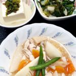 4月18日金曜日　きょうのお昼ごはんは、鶏肉の治部煮風・めかぶ和え・ちりめん奴・みそ汁・くだものでした。