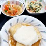 4月19日土曜日　今日のお昼ごはんは、揚げ豆腐の山かけ・和風コールスロー・そぼろ煮・みそ汁・くだものでした。