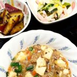 4月21日月曜日　きょうのお昼ごはんは、麻婆豆腐・中華風お浸し・大学芋煮・スープ・くだものでした。