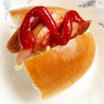 4月23日水曜日　きょうのおやつは、ホットドック風でした。