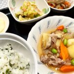 4月25日金曜日　きょうのお昼ごはんは、肉じゃが・天かす和え・根菜きんぴら・みそ汁・くだものでした。