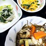 4月26日土曜日　きょうのお昼ごはんは、豚肉と切り昆布の炒め物・青菜和え・ニラ玉・みそ汁・くだものでした。
