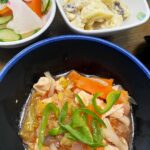 4月28日月曜日　きょうのお昼ごはんは、鶏肉のケチャップ炒め・甘ずっぱおさつサラダ・浅漬け・みそ汁・くだものです。