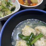 4月24日木曜日　きょうのお昼ごはんは、鶏キャベツだんご・なめたけ和え・コロコロ煮・みそ汁・くだものでした。